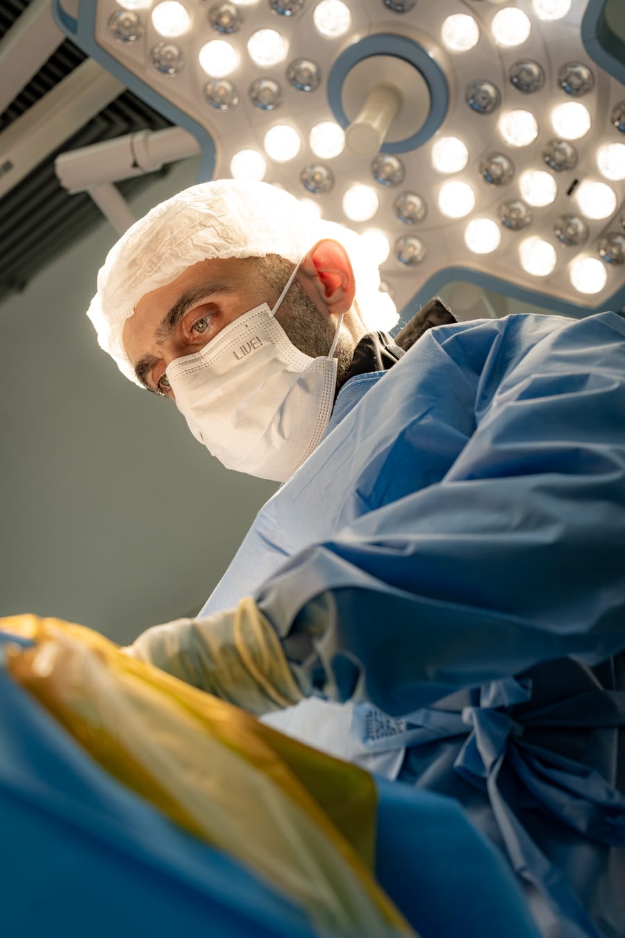 Dr. Rodolfo realizando procedimento minimamente invasivo